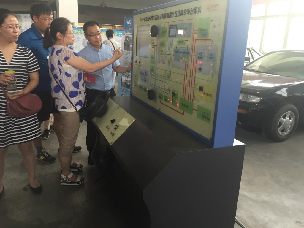 杨亚萍副经理参观车辆专业教学仪器